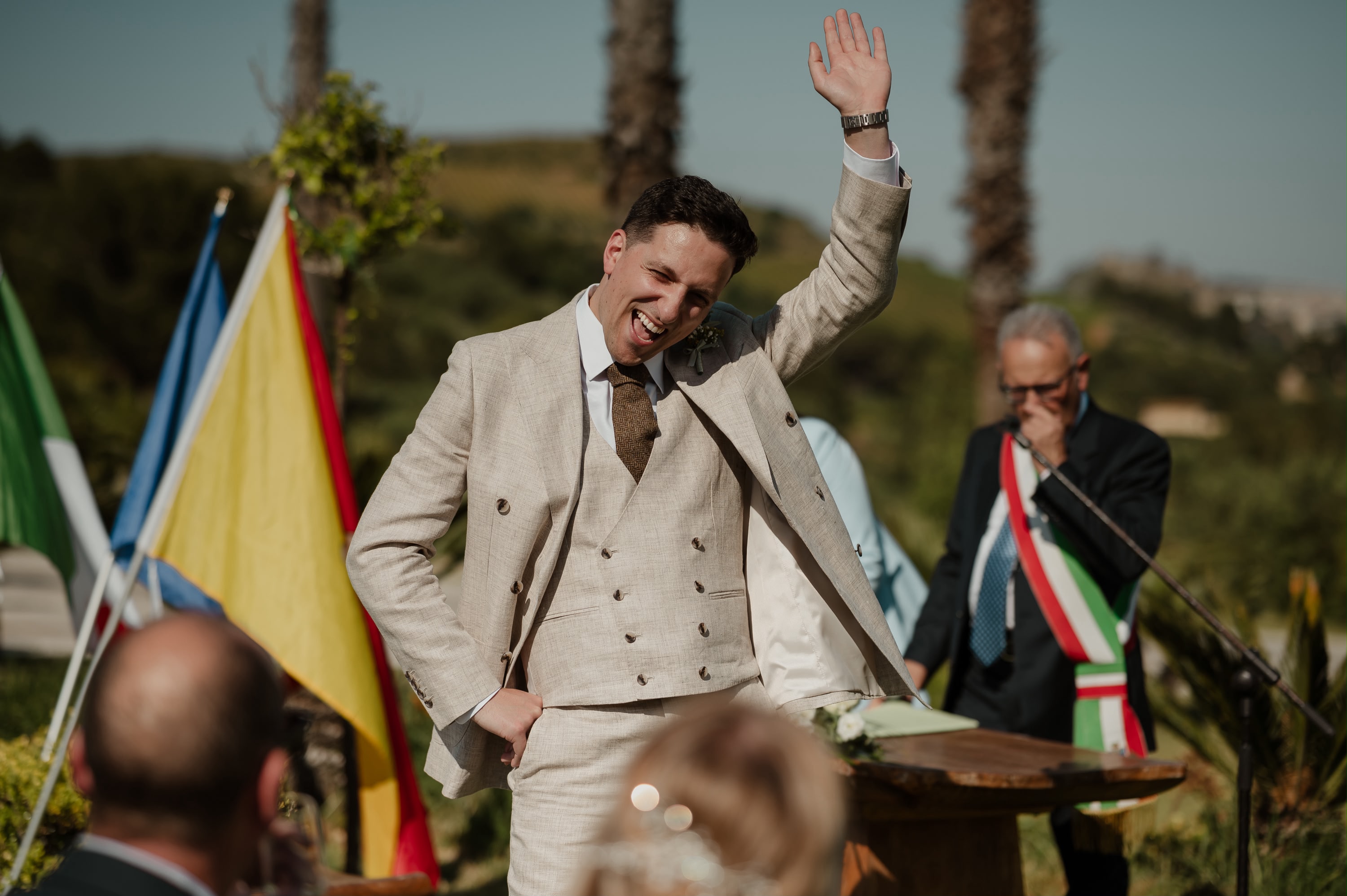 Seb ride durante la cerimonia civile accanto all’ufficiale italiano con la fascia tricolore