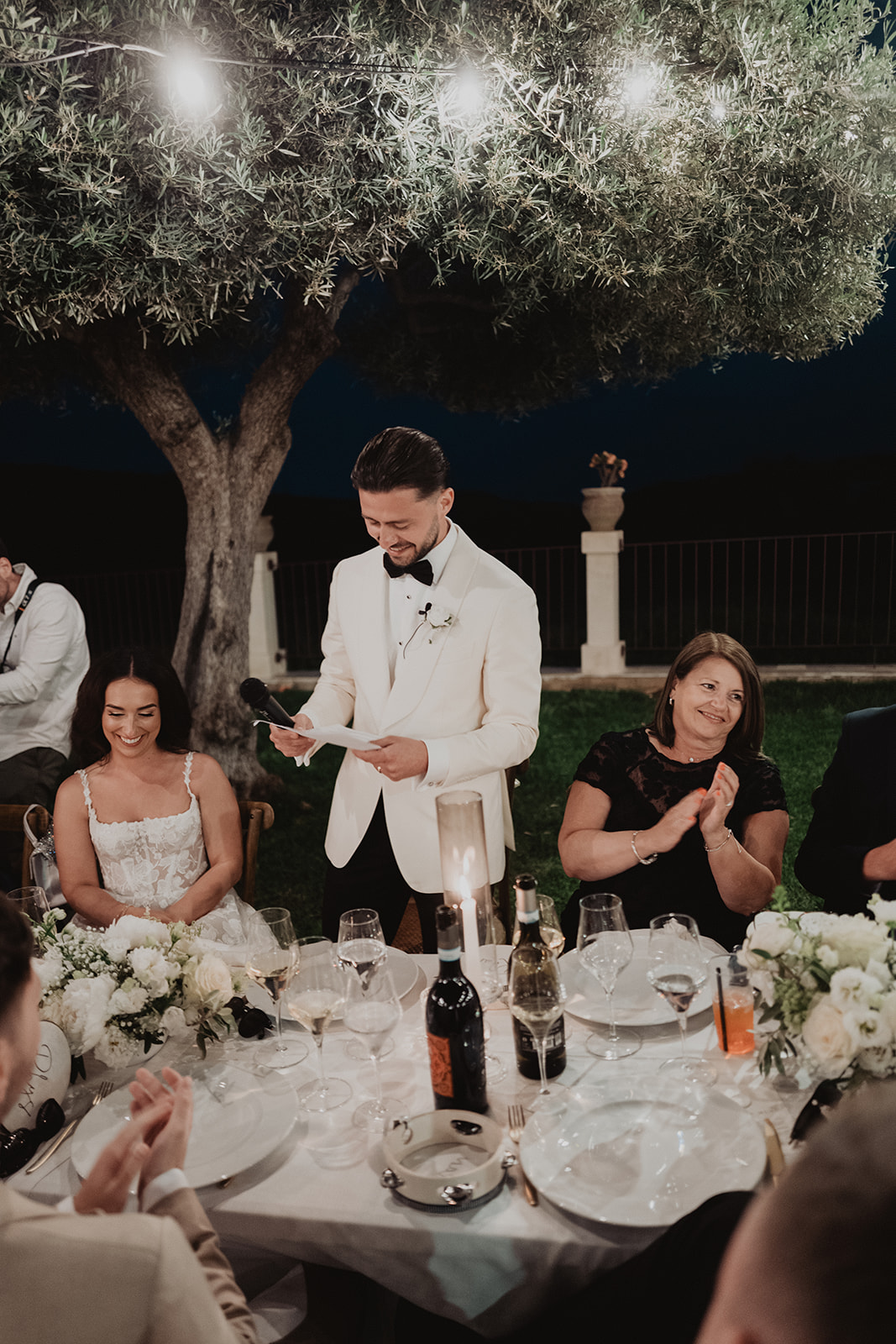 Rian pronuncia il suo discorso sotto un ulivo mentre Lidia sorride