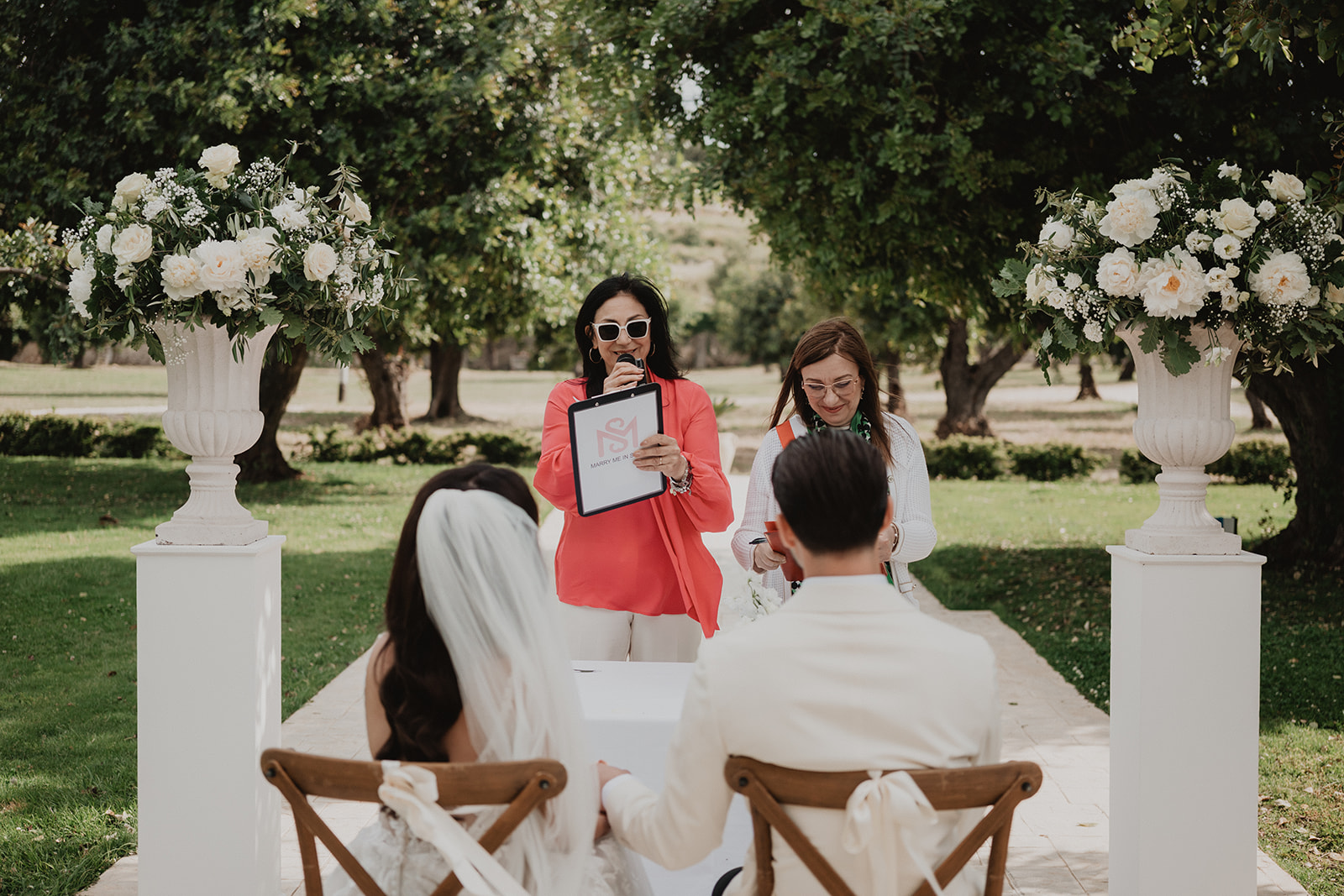 La nostra wedding planner e l’ufficiale di stato civile durante la cerimonia civile di Lidia e Rian, con gli sposi seduti davanti a loro