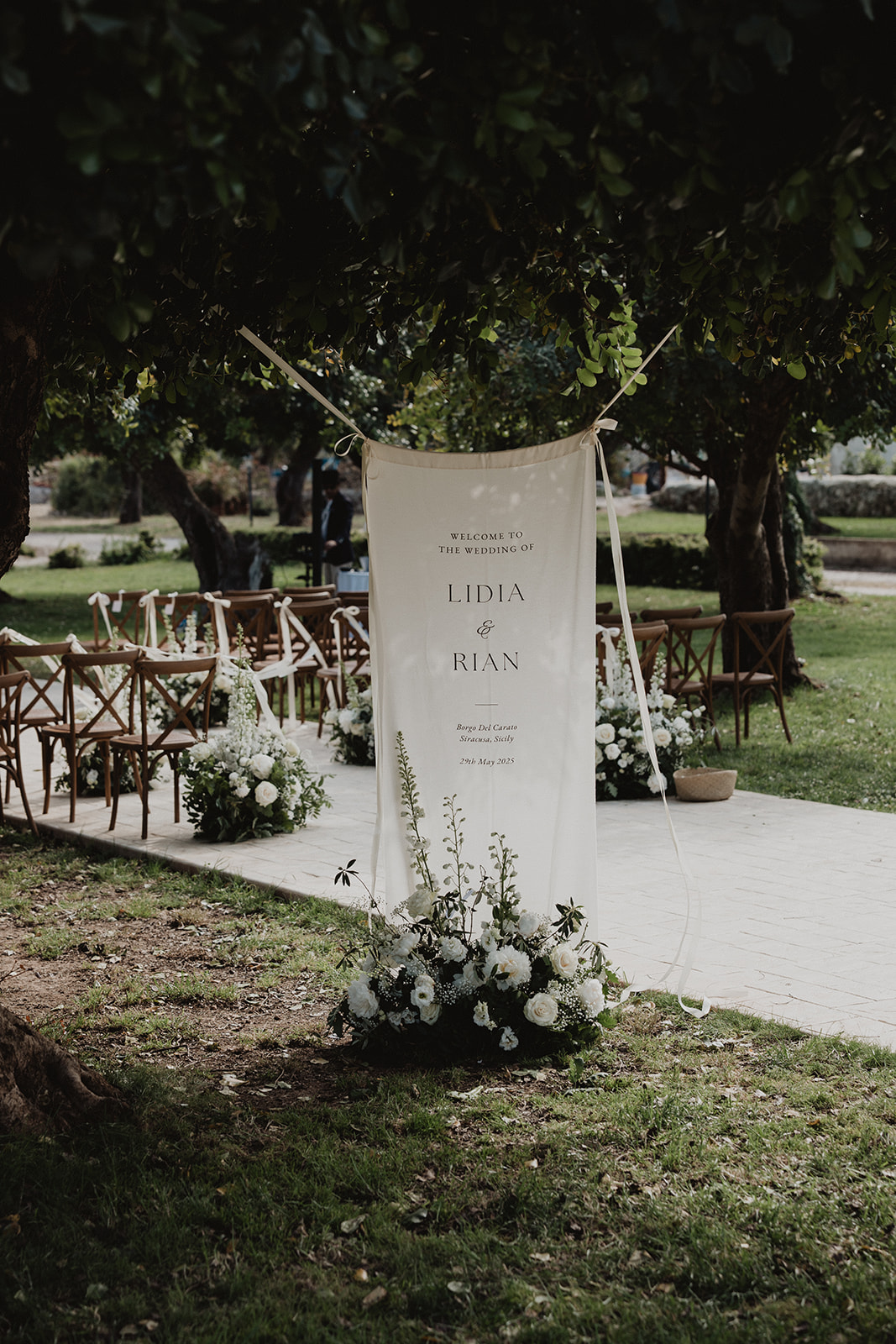 Un cartello di benvenuto “Welcome Lidia & Rian” per il 29 maggio 2025 al Borgo del Carato