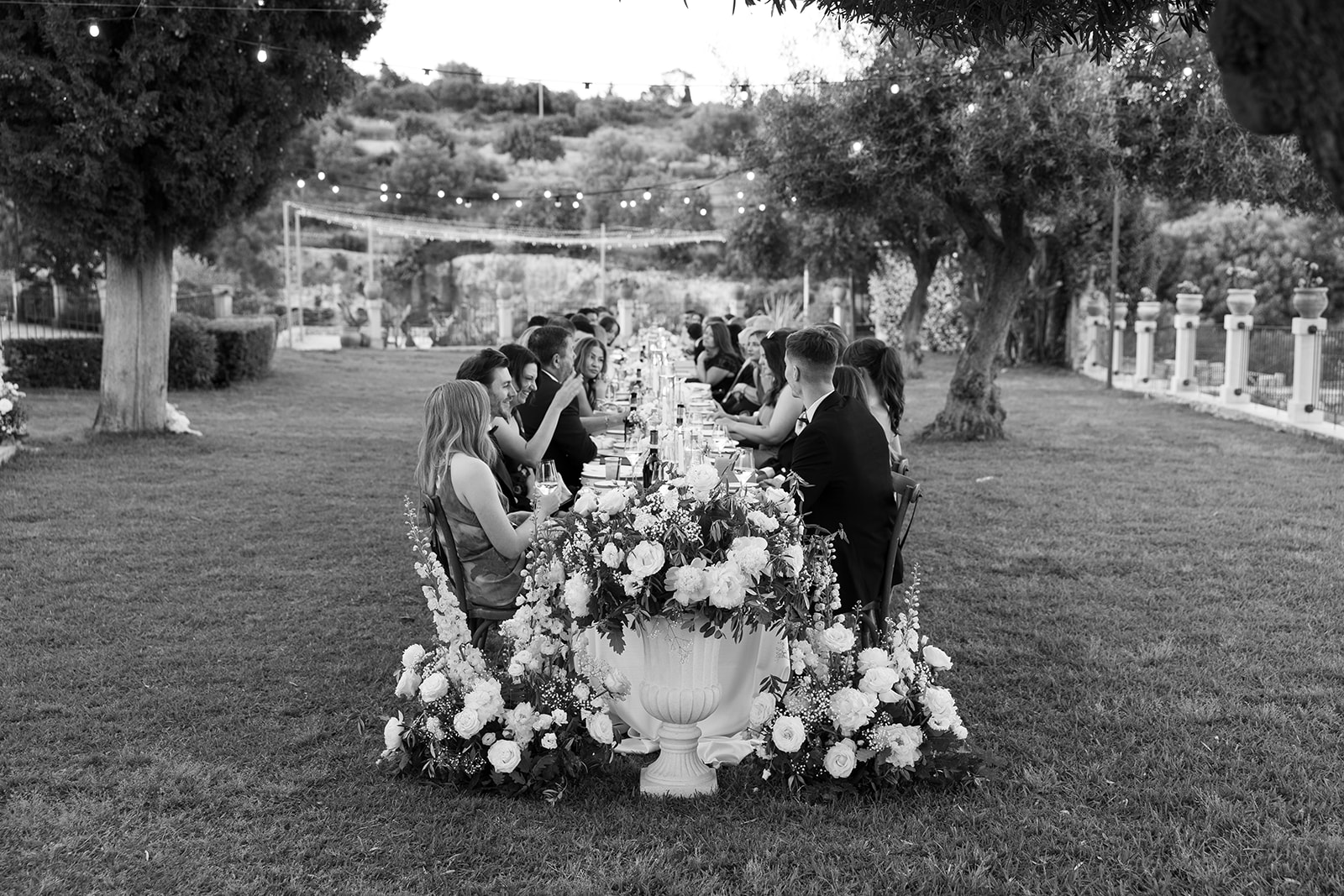 La tavola imperiale in bianco e nero, decorata con composizioni floreali in vasi
