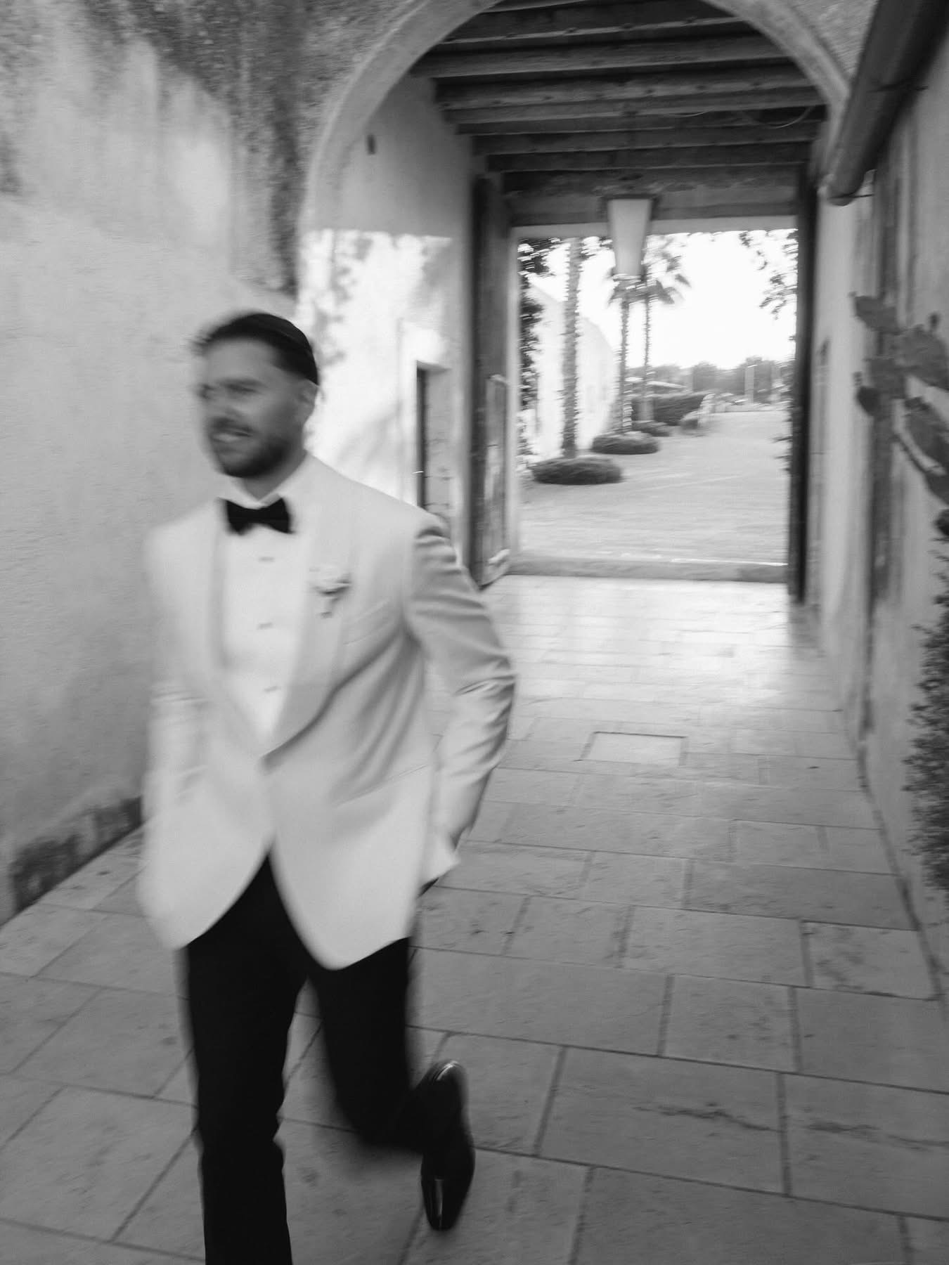 Una foto mossa in bianco e nero di Rian in un corridoio di pietra