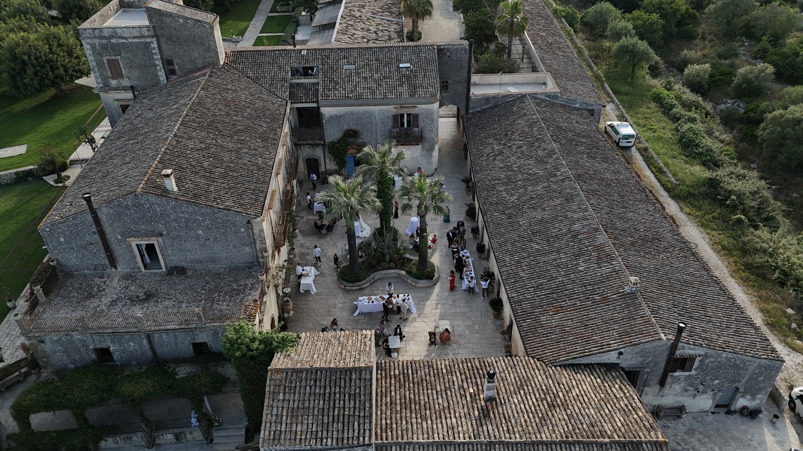 Veduta aerea degli edifici in pietra e dei cortili del Borgo del Carato, location esclusiva per matrimoni vicino a Siracusa