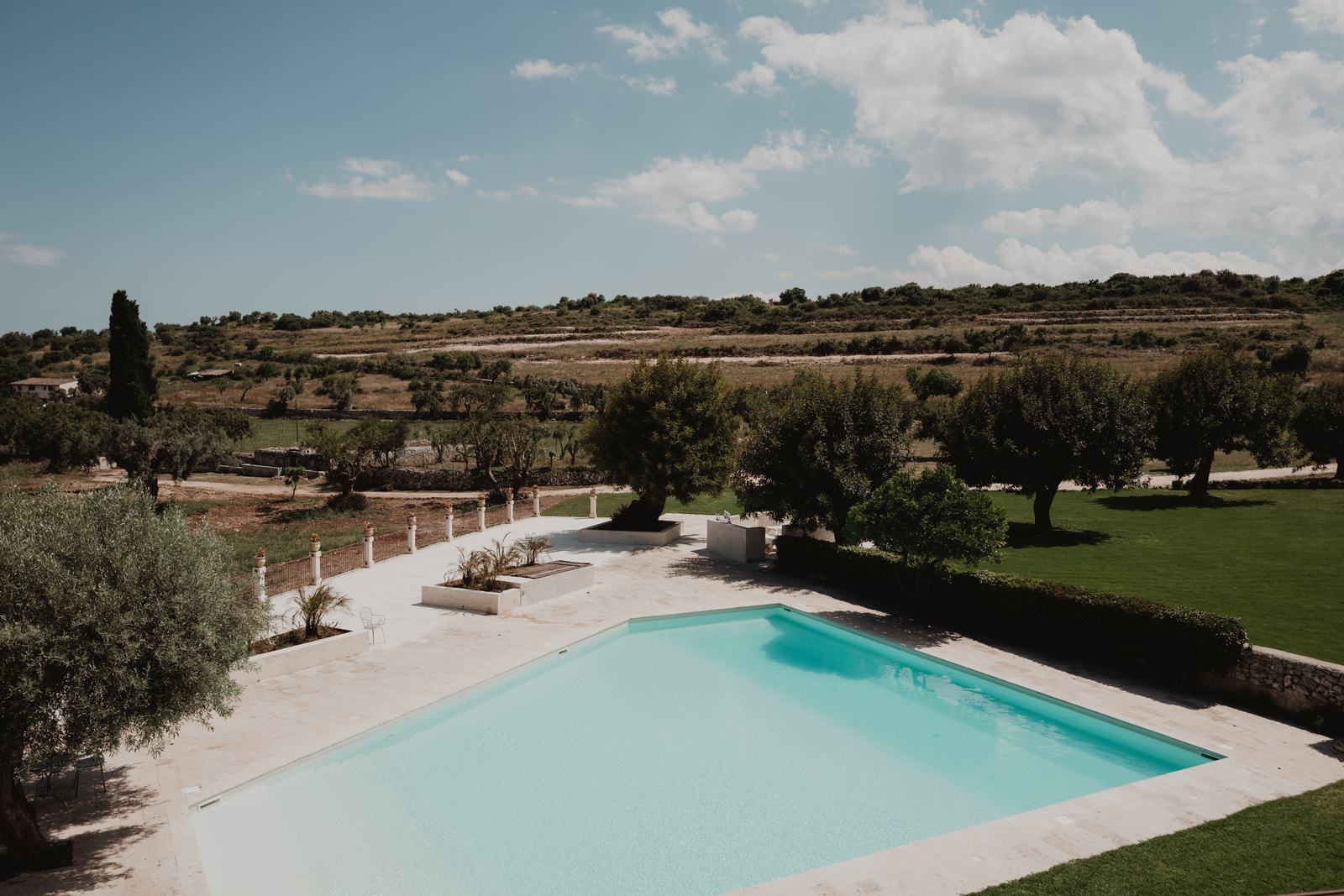 La piscina del Borgo del Carato affacciata sulla campagna siciliana