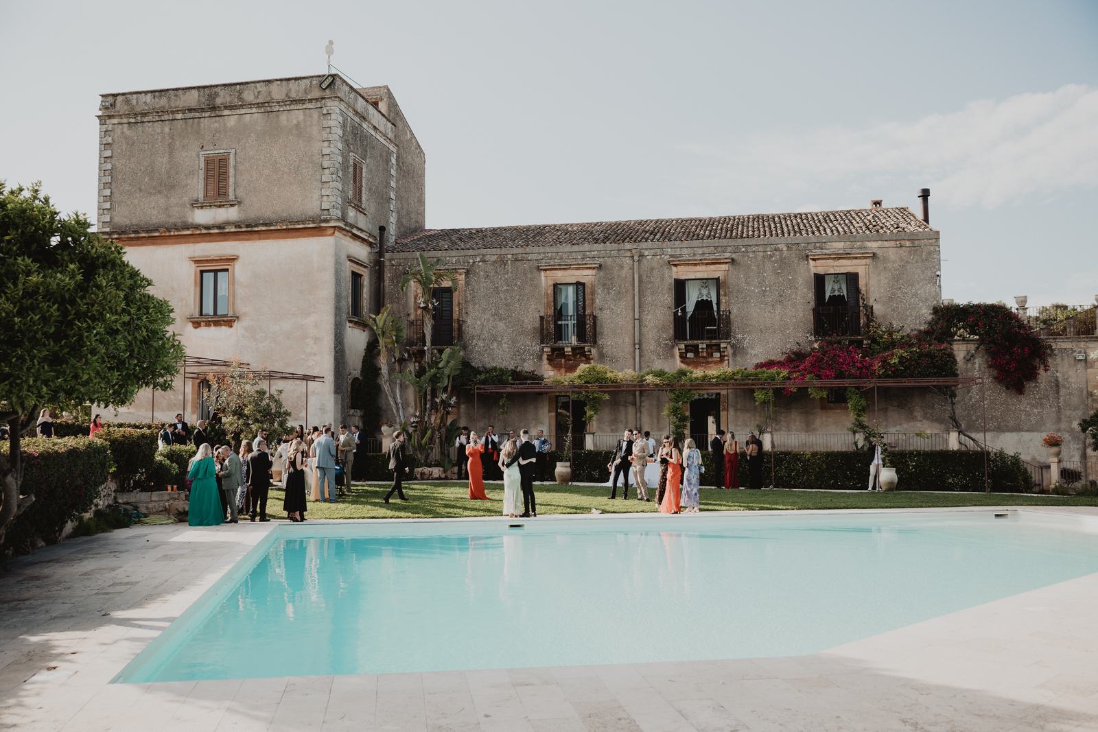 La piscina e la villa in pietra del Borgo del Carato, location esclusiva per matrimoni vicino a Siracusa