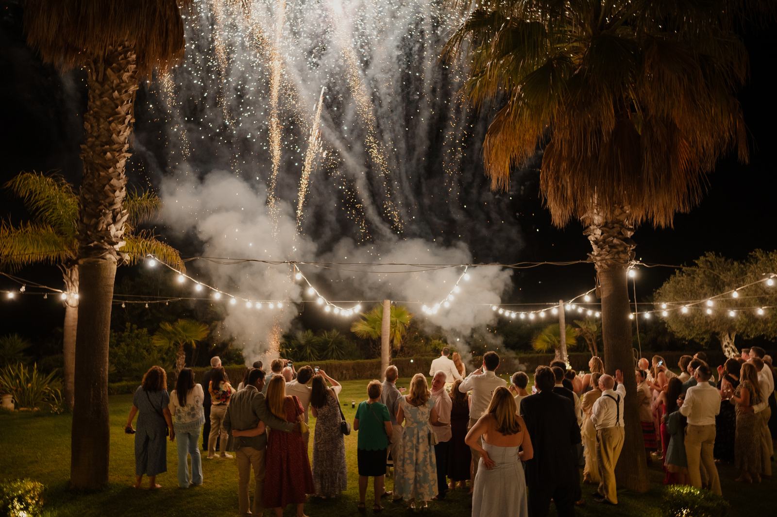 Fuochi d’artificio sul giardino del Casale degli Aranci a fine festa, matrimonio in campagna nella Sicilia occidentale