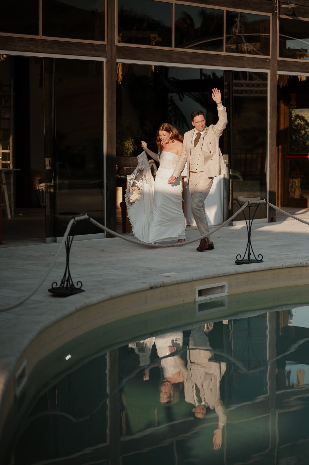 Gli sposi festeggiano a bordo piscina al Casale degli Aranci la sera, location per matrimoni vicino a Palermo
