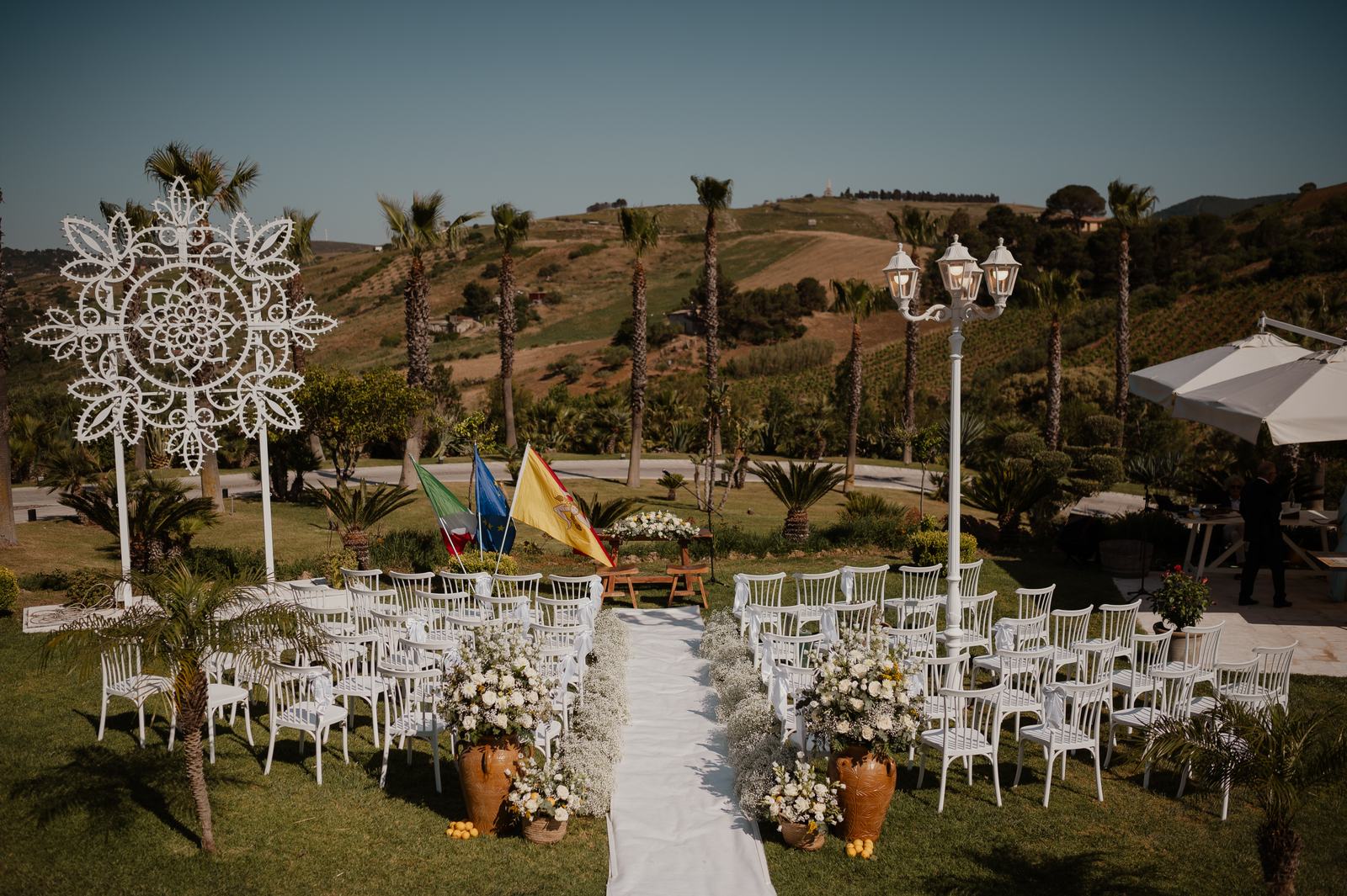 Allestimento della cerimonia nel giardino del Casale degli Aranci, location per matrimoni vicino a Castellammare del Golfo