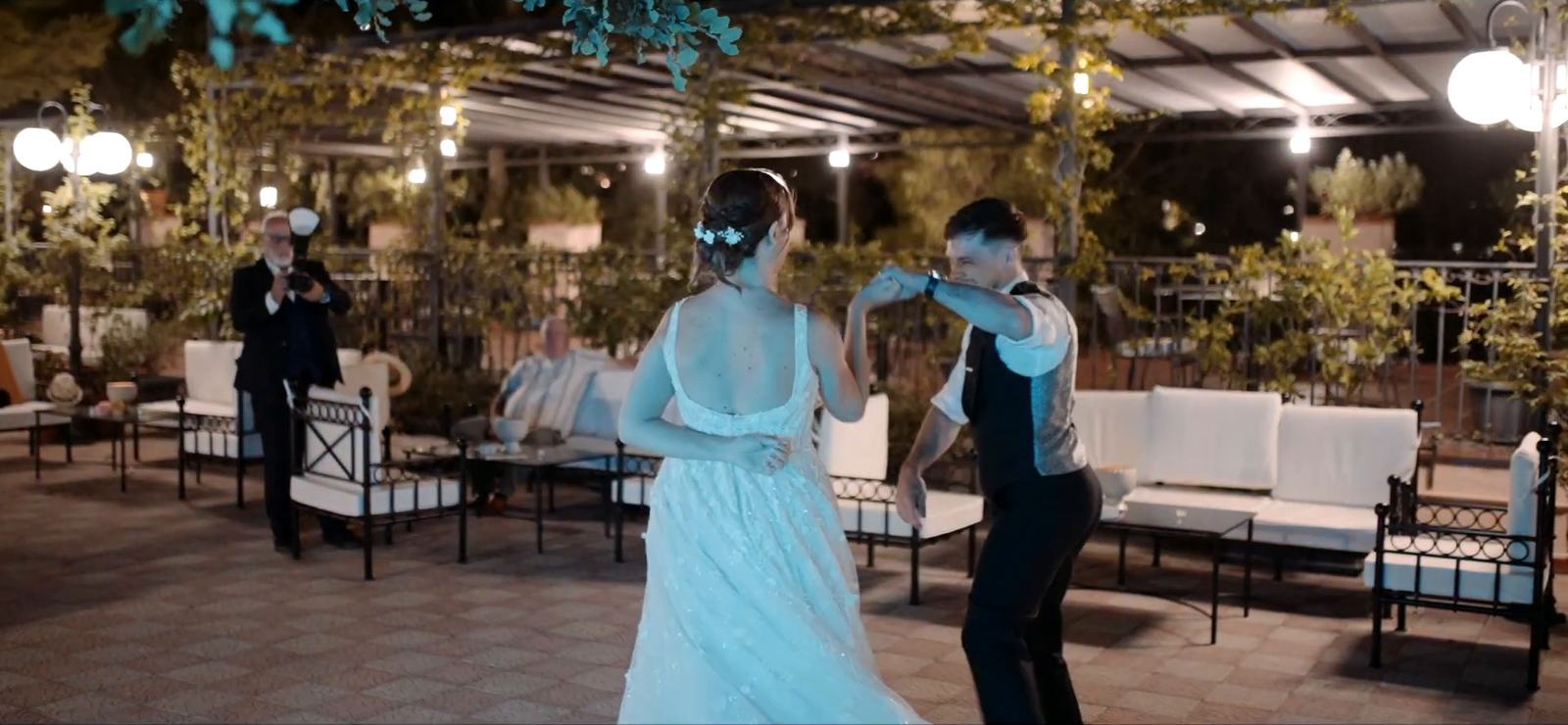 Il primo ballo sulla terrazza del parco dell’Excelsior Palace a Taormina, sotto un pergolato e le luci sospese