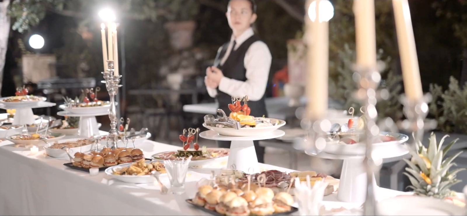 Un buffet di cucina siciliana a lume di candela al ricevimento di nozze all’Excelsior Palace, Taormina