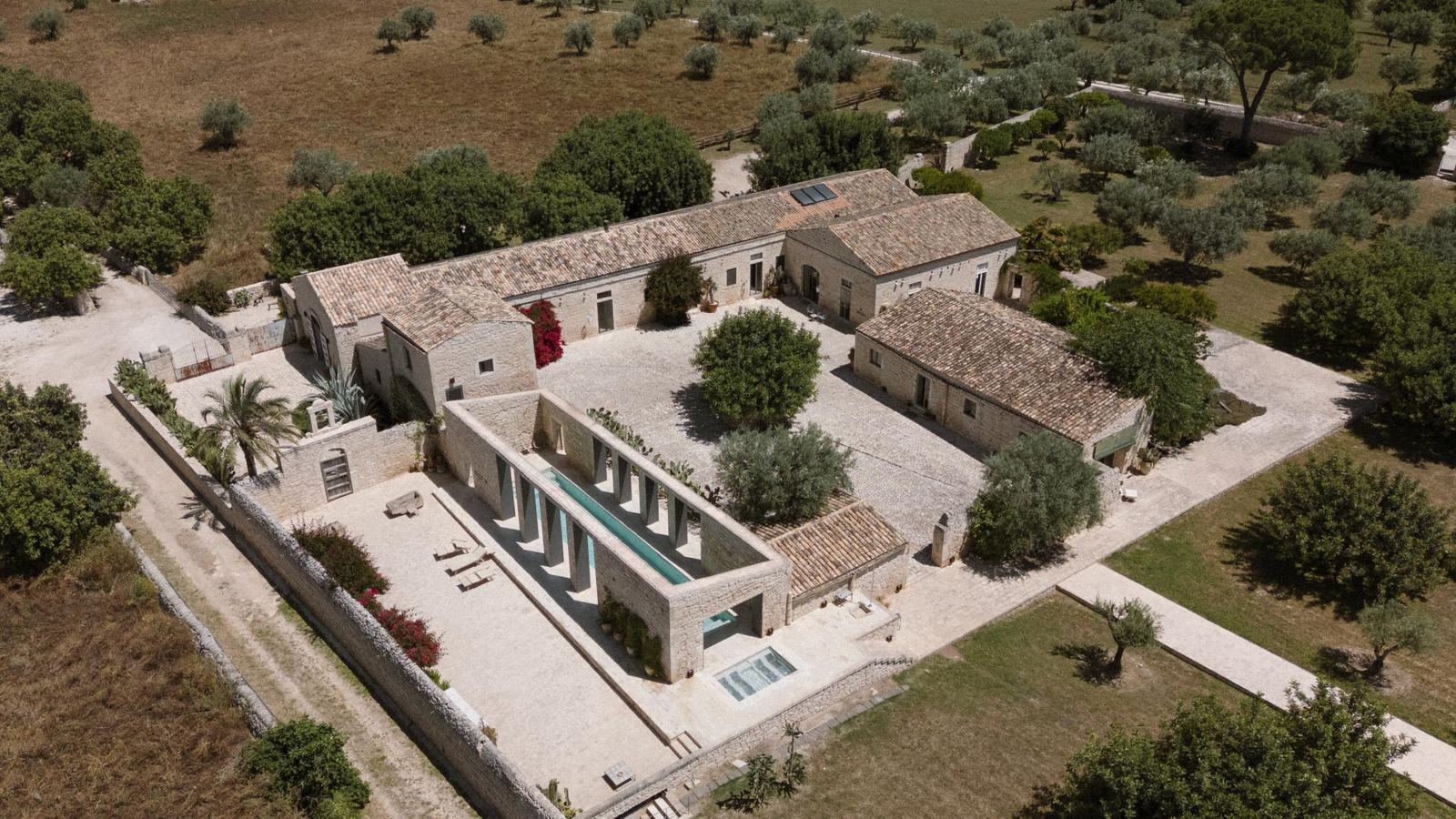 Veduta aerea de La Chiusa Country House, masseria per matrimoni in campagna vicino a Noto, con cortili in pietra e piscina tra gli ulivi