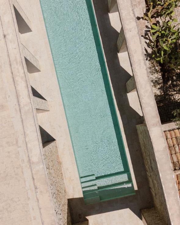 La piscina de La Chiusa Country House, location esclusiva per matrimoni nella Sicilia sud-orientale, vista dall’alto