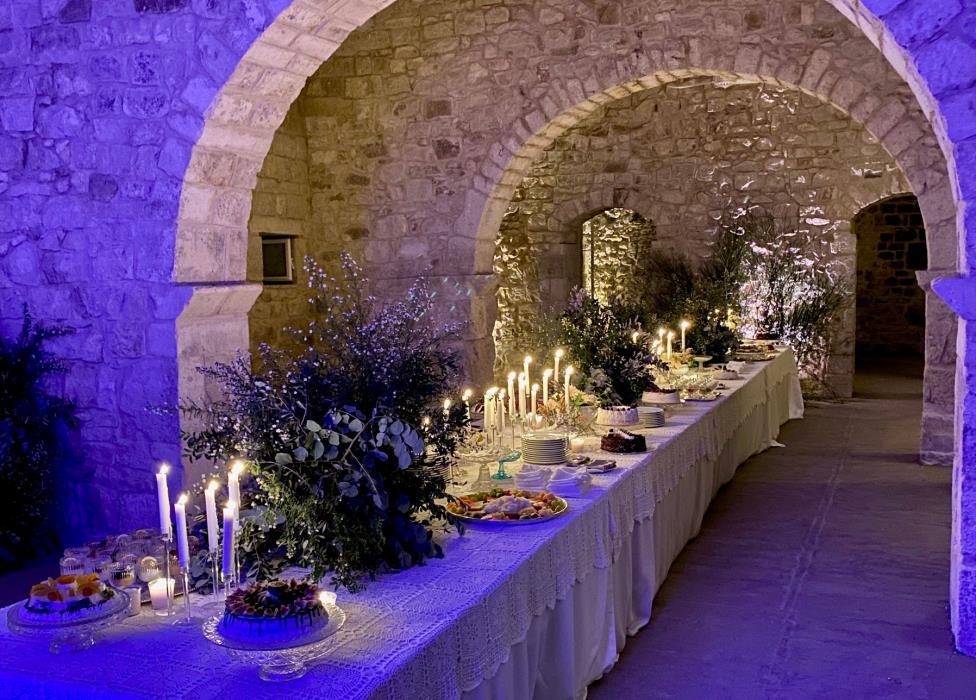 Buffet di nozze a lume di candela sotto le volte in pietra de La Chiusa, nel Val di Noto